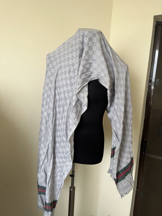 Esarfa Gucci , impecabila