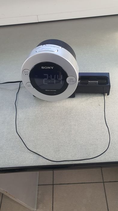 SONY "Dream Machine" cu radio digital,ceas și alarma