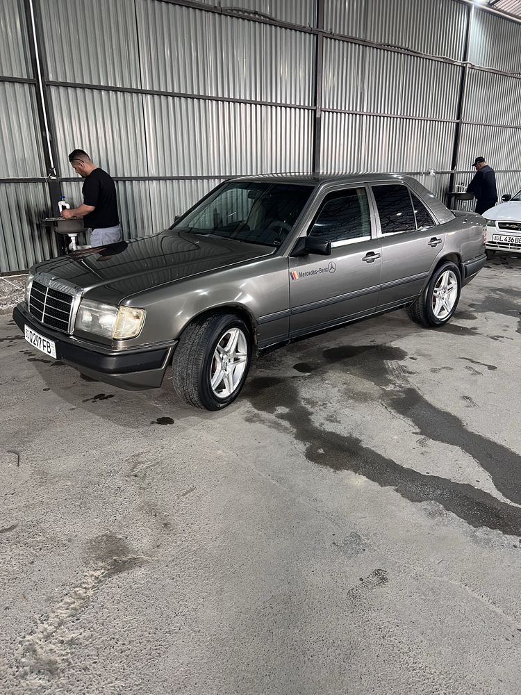 Mersedes Benz Daimler Benz W124! Легенда!