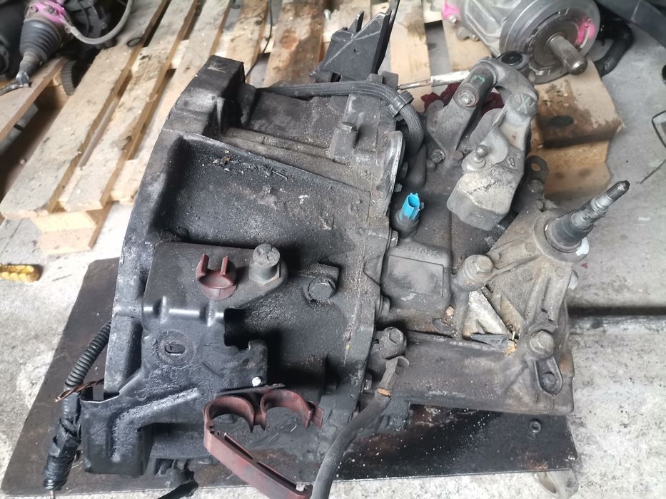 Cutie viteza manuala (6 vit man) cu codul 8200370824 1.9 DCI