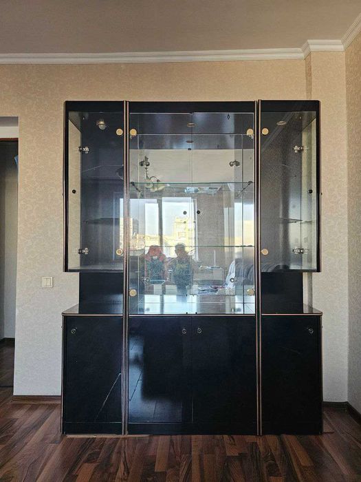 Продам сервант итальянский в хорошем состоянии