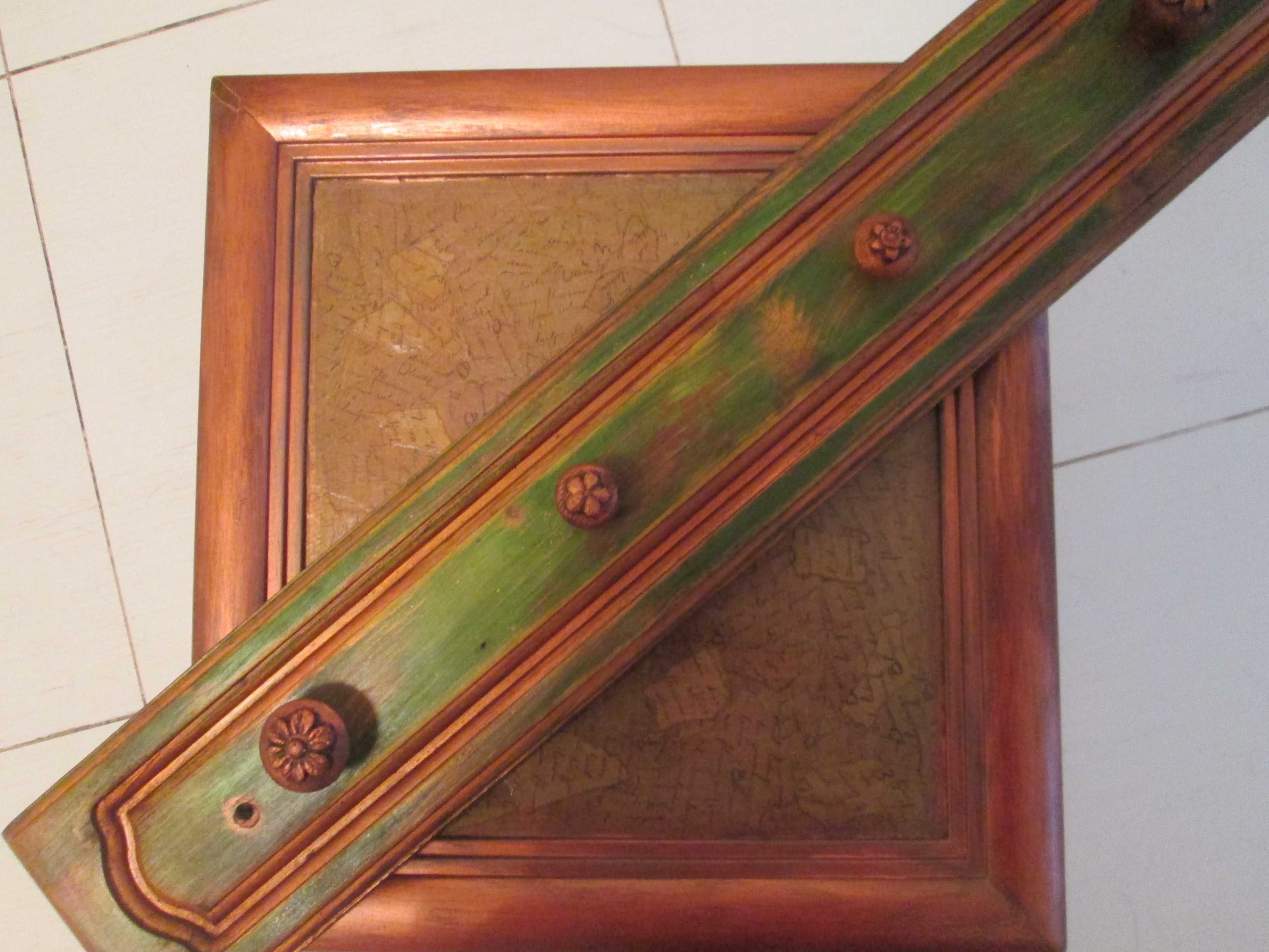 дървена арт закачалка зелена-80см