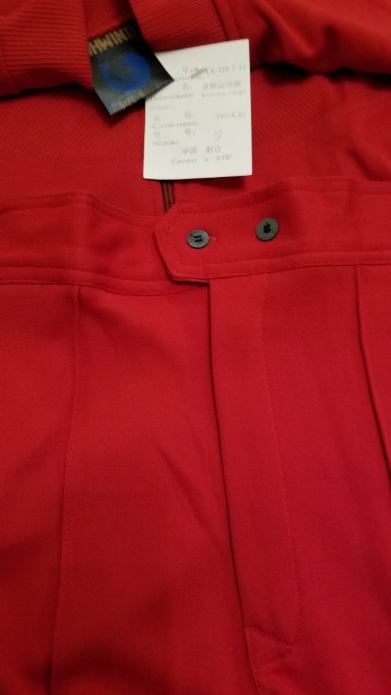 Красный спортивный костюм размера S