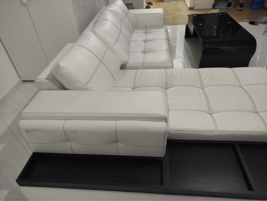 Ъглов диван от еко кожа с рафтове