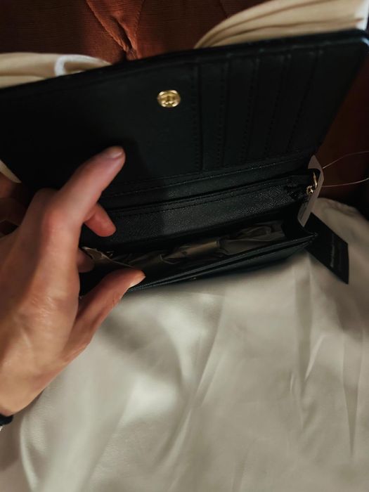 Poseta eleganta din catifea , cu lant detasabil / clutch negru cu alb