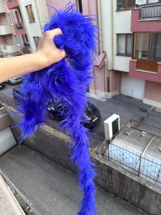 Пера от боа на шалове в различна гама от цветове