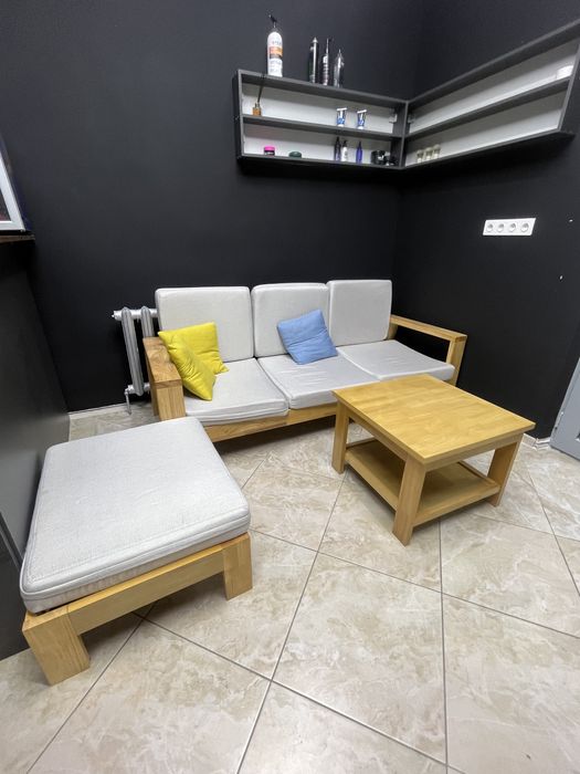 Диван с столиком