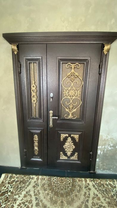 Прочный дверь железный . Б/у Состояние почти новый