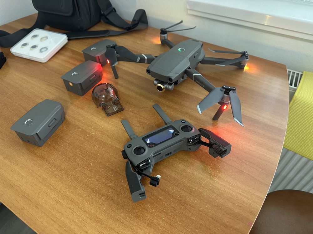 Drona DJI Mavic 2 zoom cu 4 baterii + geanta fly more