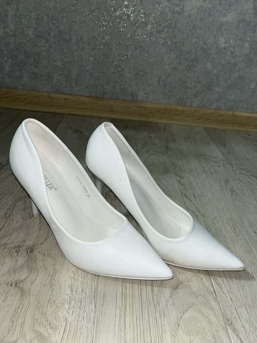 Продам туфли (белые- 38 размер, синие-39 размер), надевали один раз.