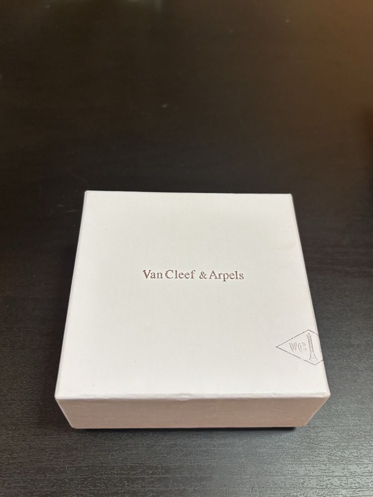 Луксозна гривна Van Cleef & Arpels-Alhambra, розов опал