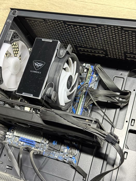 Компьтерный системник и монитор