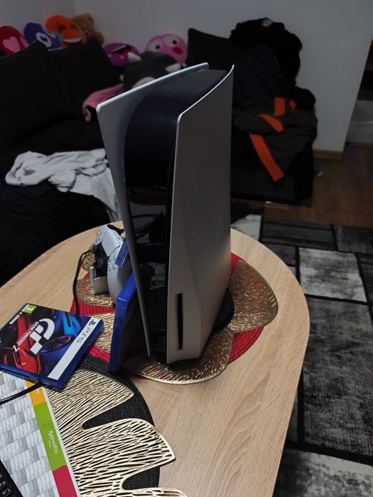 PS5 cu 2 manete si 3 jocuri cu curse de masini