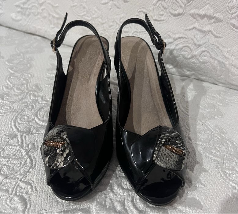 Елегантни обувки на ток