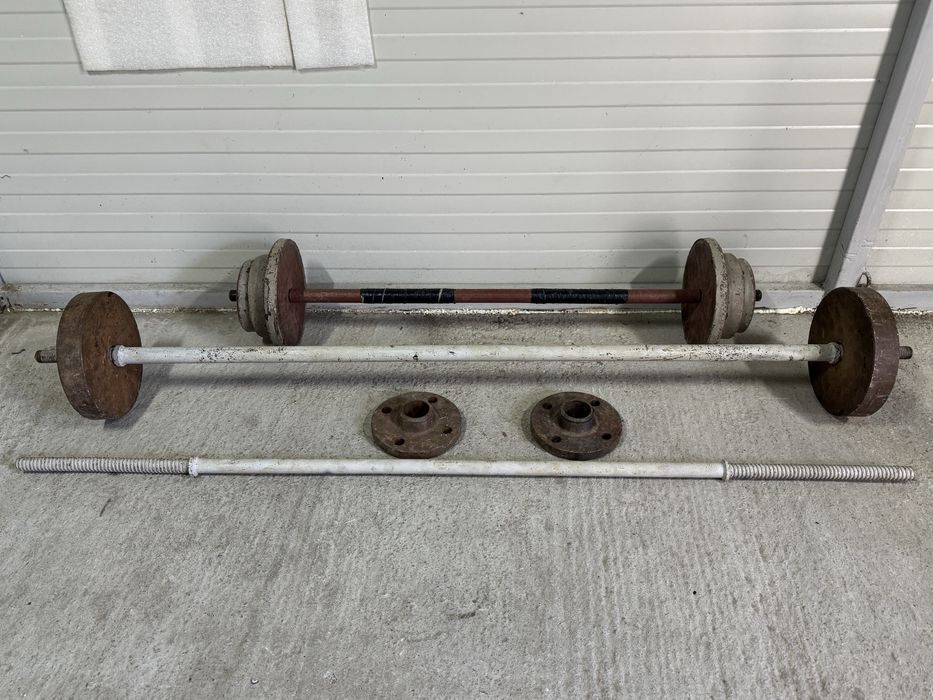 Vând doua haltere si un suport