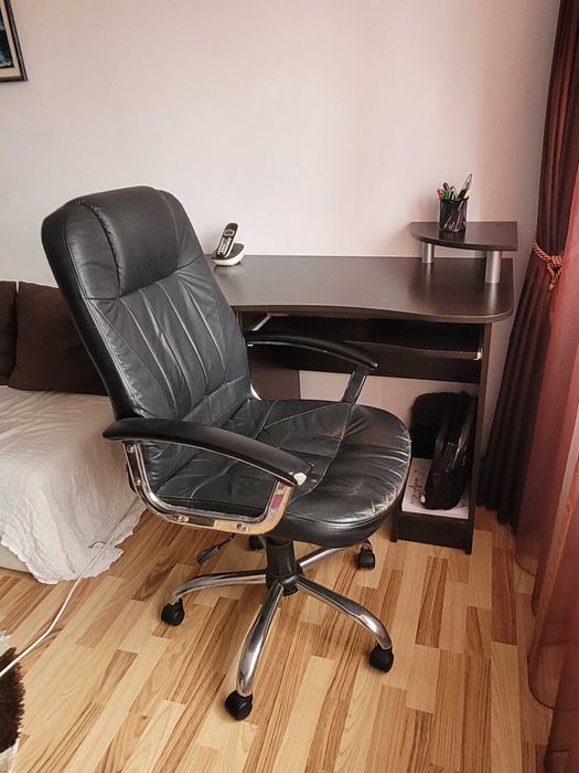 Birou cu scaun rotativ
