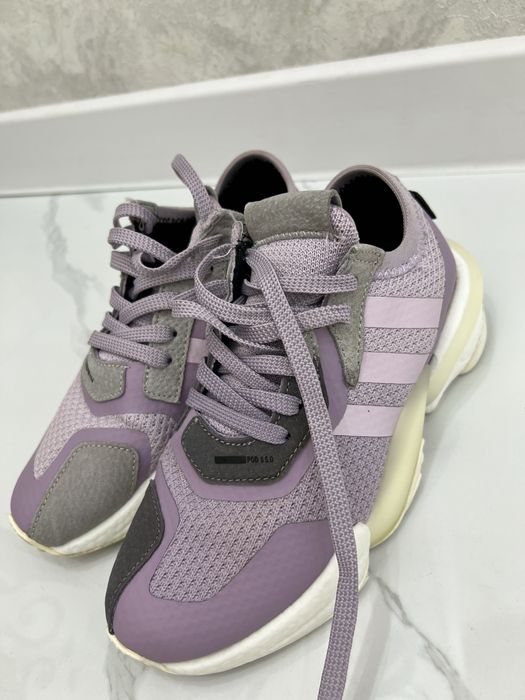 Спортивные кроссовки