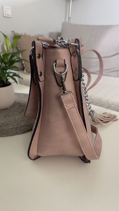 Розова чанта с капси.