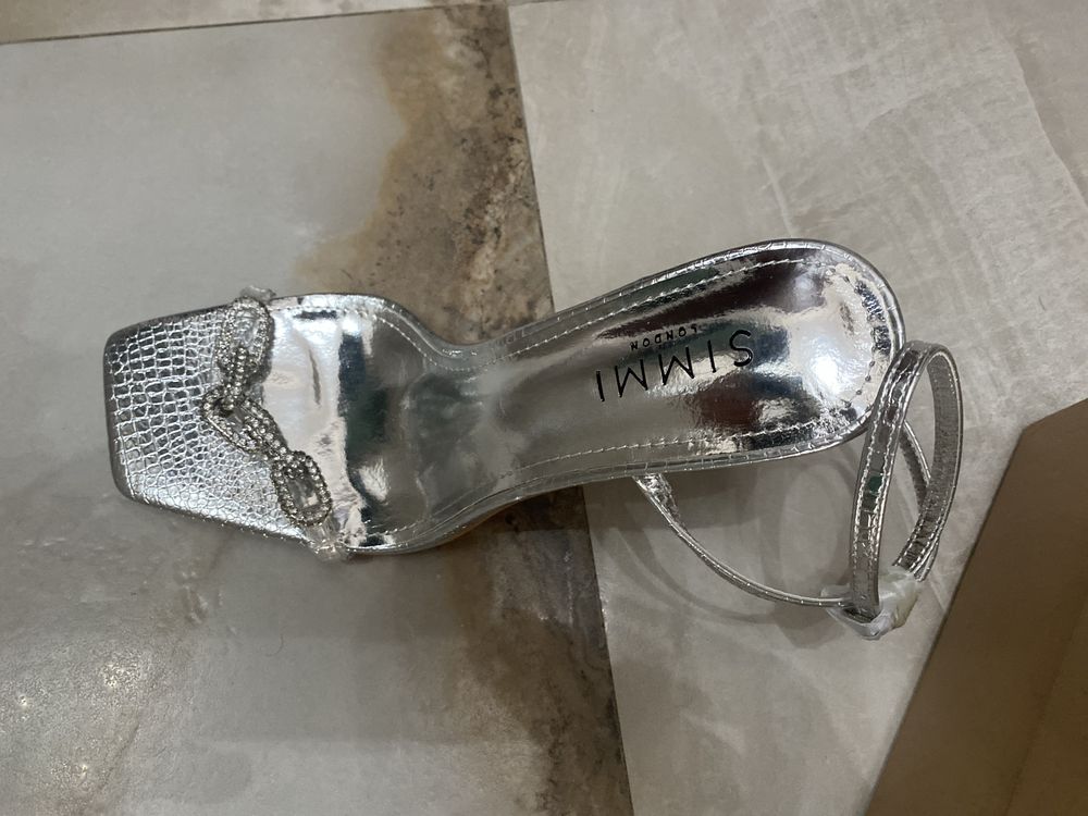 Продавам дамски обивки