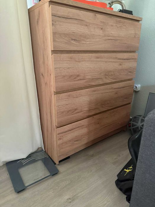 Coltar, birou, comoda, draperii, perdele