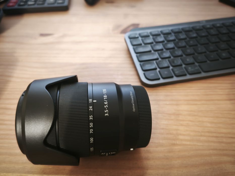 Vând obiectiv Sony E 18-135mm