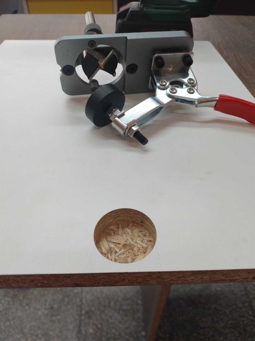 Водач с фрезер и ограничител за пробиване отвори на мебелни панти