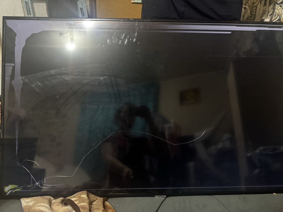 продам телевизор самсунг покупали в 2022 году. Экран поврежден ударом