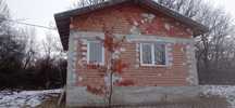 Малка къща със голямо дворно място .