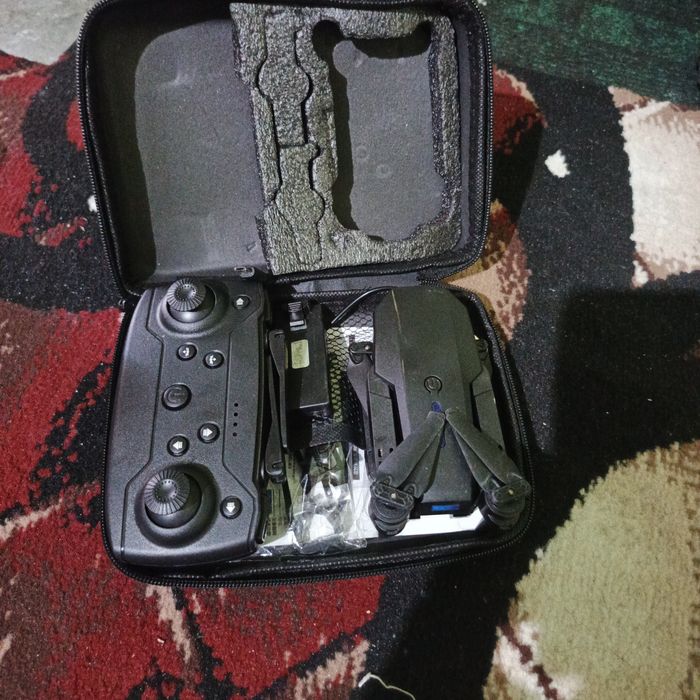 Dron bolalar uchun ajoyib 15metr balandlikda uchadi. Pulti bor telefon