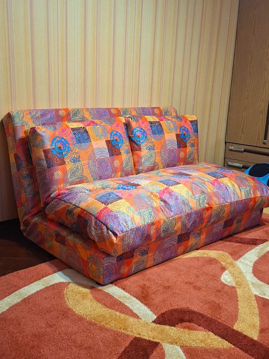 Чисто нов двуместен разтегателен диван
