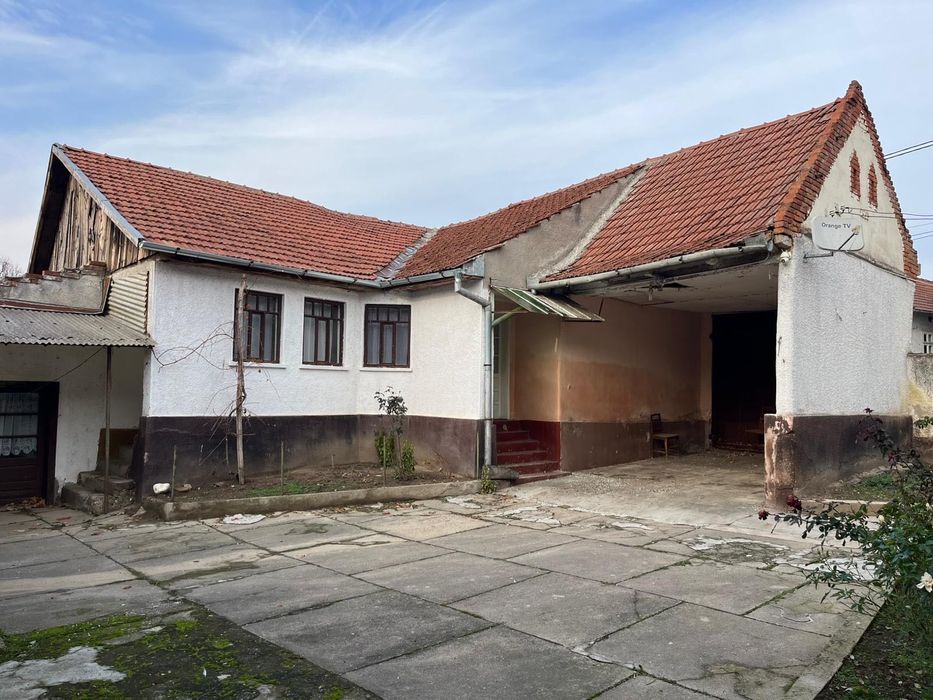 Casă bătrânească și grădină