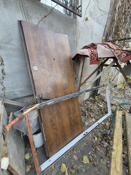 продам входную б/у дверь