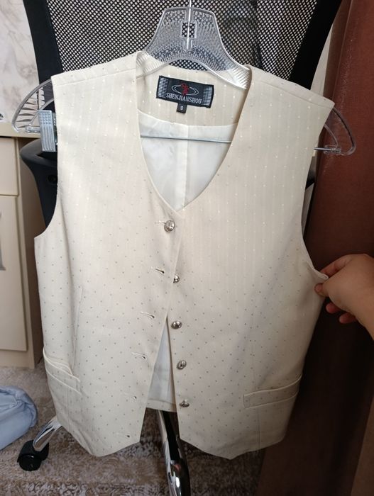 Лёгкая , нежная жилетка