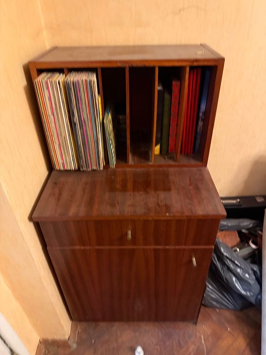 Ретро шкаф за грамофонни плочи