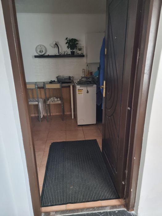 Închiriez camera cu tot necesarul de locuit