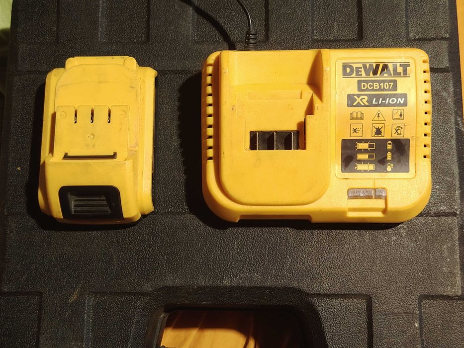 Dewalt Зарядна Станция + Батерия