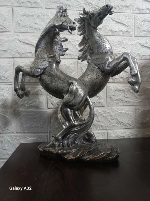 Продавам декоративни статуи, вази и фигури – без забележки