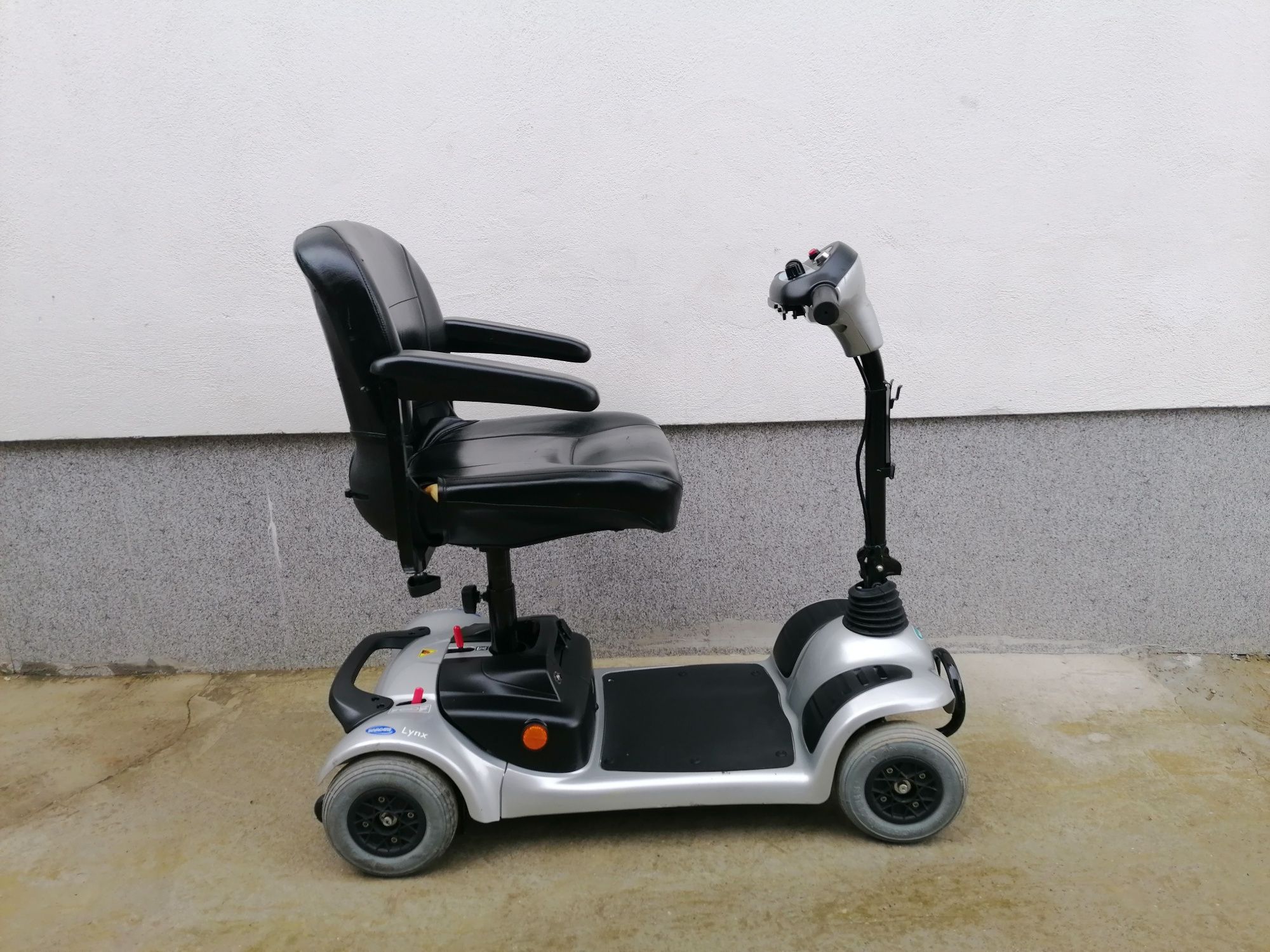 Cărucior scuter electric pentru persoane cu dizabilități