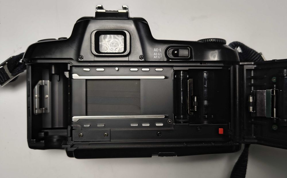 Aparat foto vechi  pe film 35  SLR Nikon F-601 body mount F