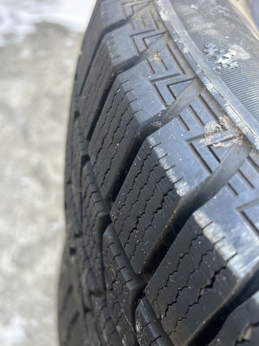 Продам зимние шины можно сказать новые размер:215/60R17