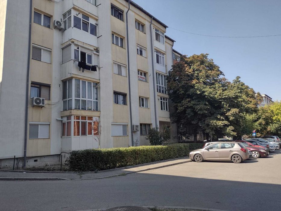 Vând apartament cu 2 camere,cartier Rovine.