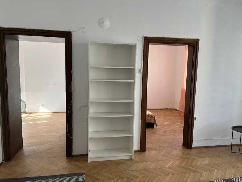 Дава се под наем Тристаен апартамент в София, Център - 110 кв.м за 650 € - Снимка #1