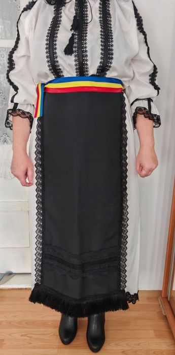 Vând Costum popular nou pt detalii la Nr afișat