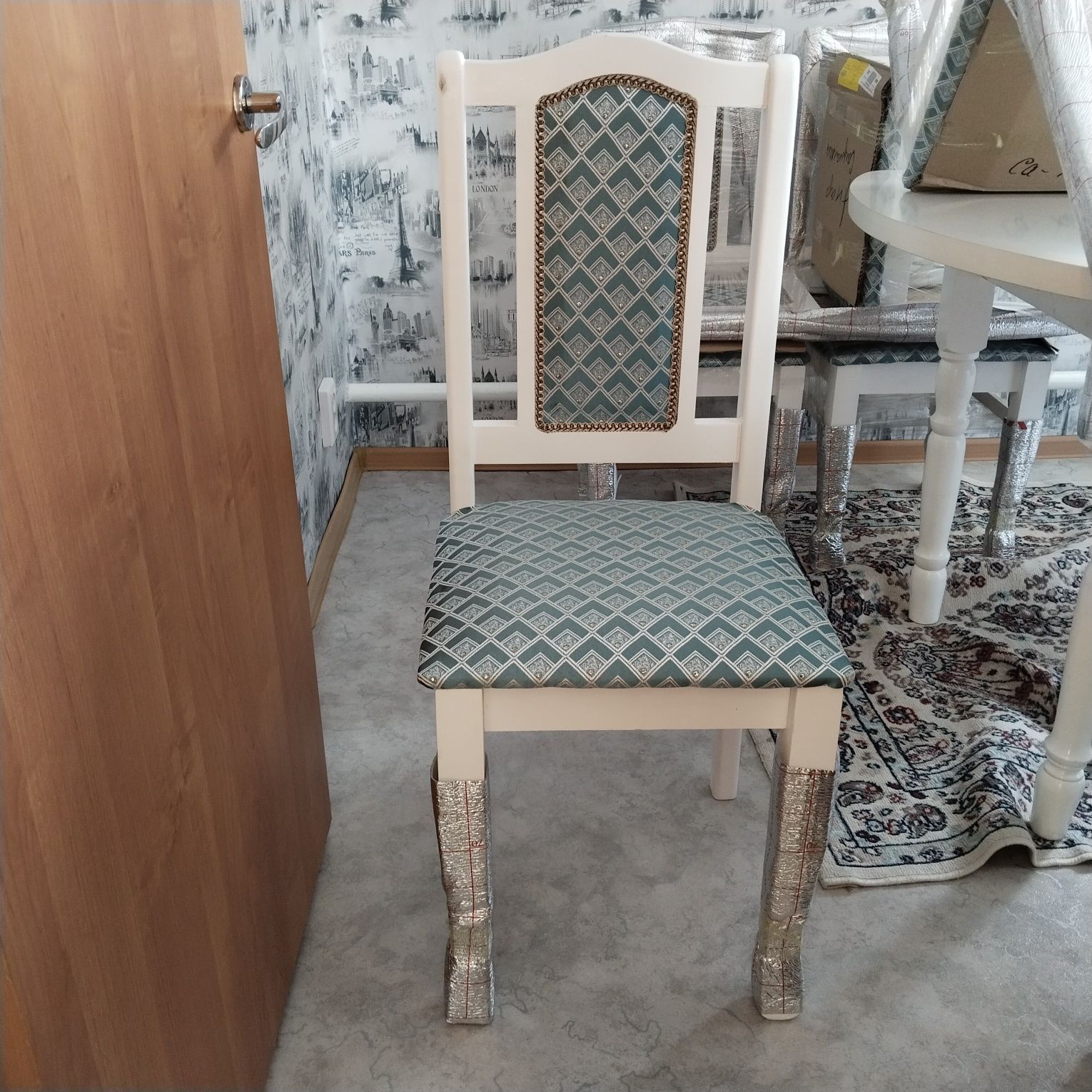 Стол со стульями новый