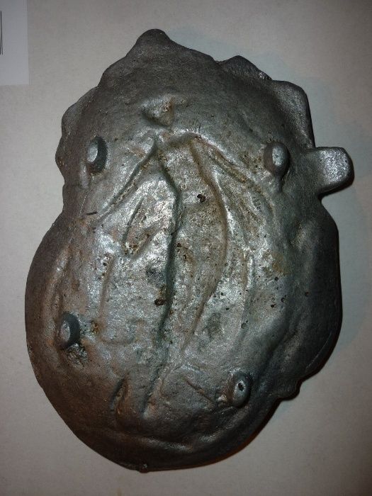 Лят алуминиев пепелник с девойка