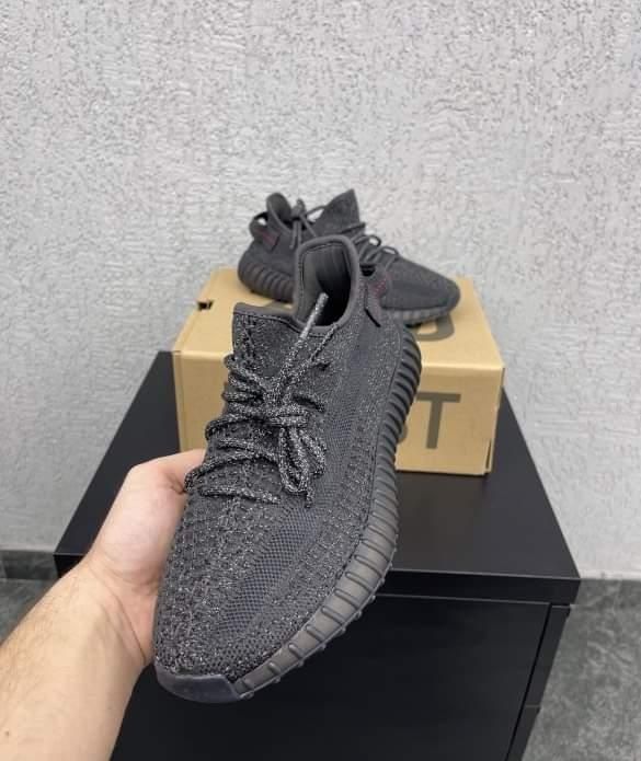 Yeezy Boost vând urgent