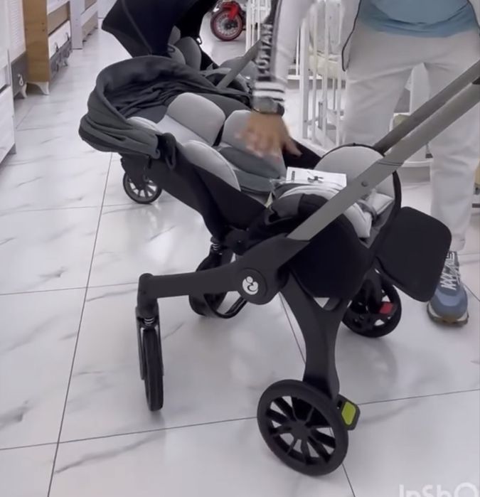 Коляска фирменная  плюс автокресло