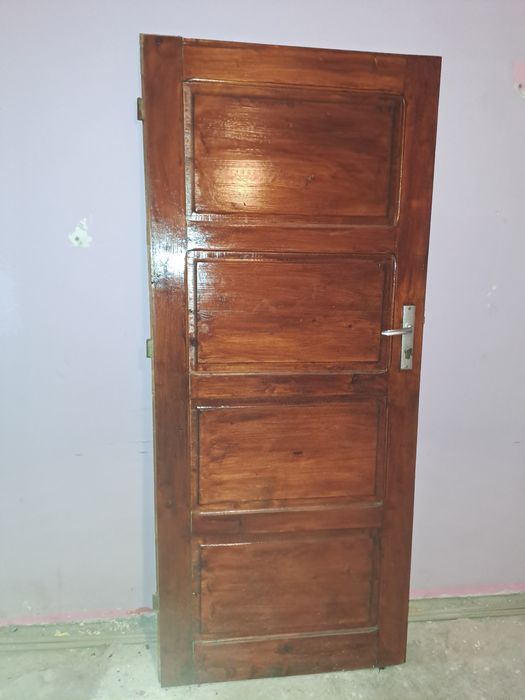 Продавам две дървени врати