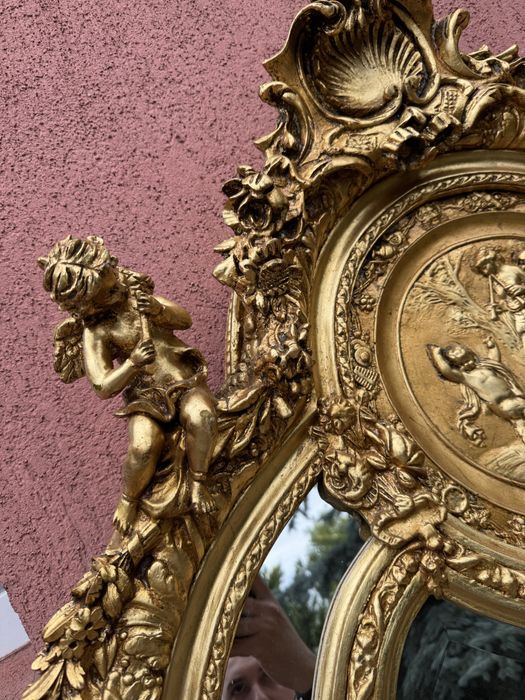Oglinda impunatoare in stil baroc, cu rama aurie