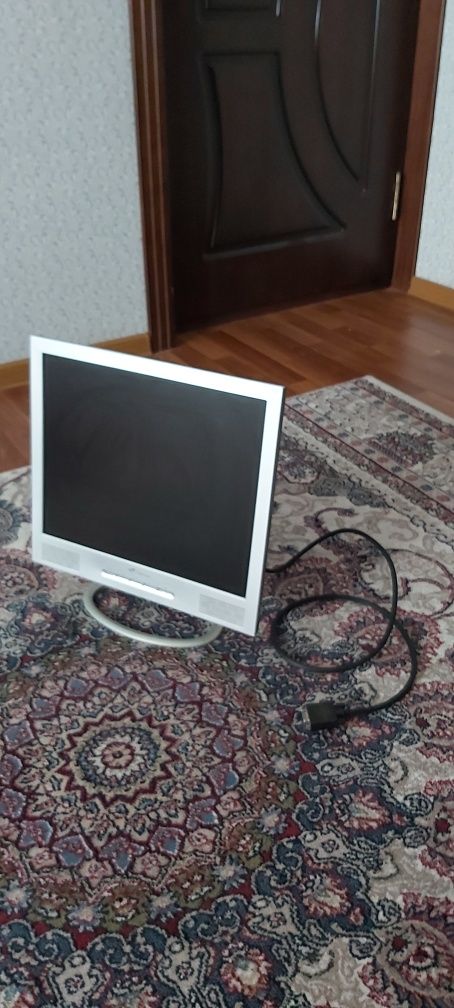 LCD Monitor в идеальном состоянии, как новый, 500 тысяч сум